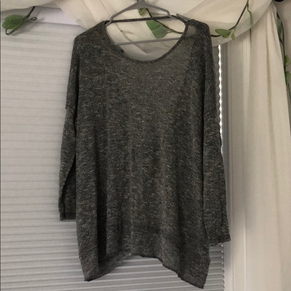 Size S Lulu’s slouchy cross back sweater